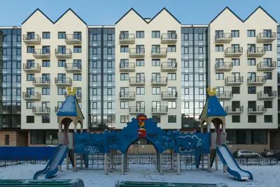 Вход в жилую часть будет осуществляться с закрытого для посторонних двора