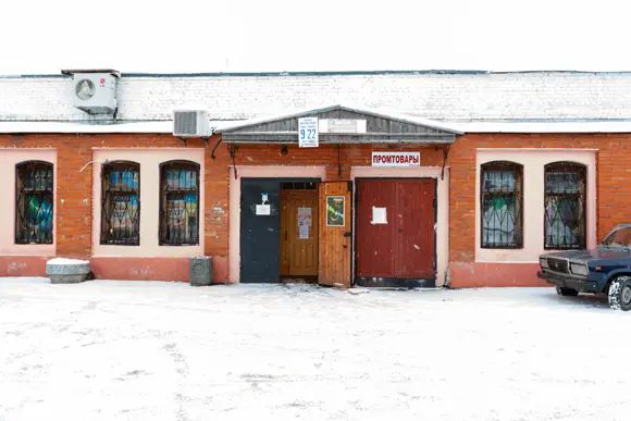  В поселке есть магазины, но их немного. Так что без поездок за товарами в соседние населенные пункты не обойтись