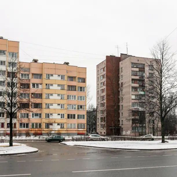 Слева здание серии 600.11. В центре кирпичная «брежневка». Слева – кирпичная хрущевка