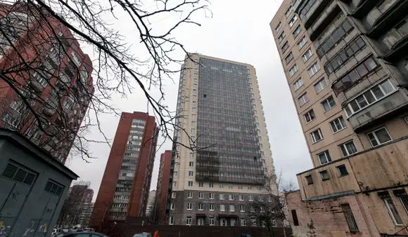 Жильцы соседних домов протестовали против такого тесного соседства