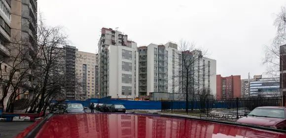 Дом на Передовиков – типичный пример уплотнительной застройки