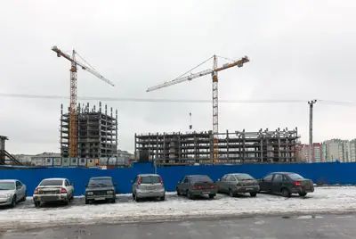 На самом деле это не два разных корпуса, а один - трехсекционный