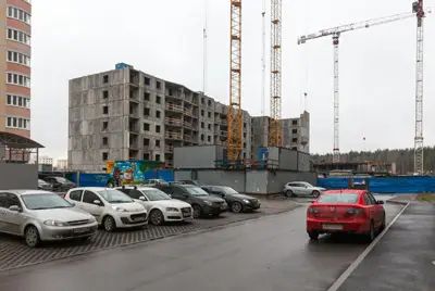 На этом корпусе из 12 этажей собрано семь