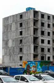 На переднем плане креативно раскрашенная трансформаторная будка