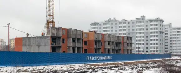 Здесь панель также раскрашена «под кирпич»