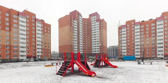 Пока во дворе есть только небольшая детская площадка, остальное пространство занимает болото