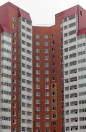 Дома издали выглядят как кирпичные, хотя на самом деле это панель