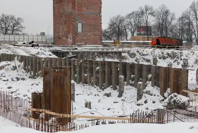 На заднем плане башня - памятник