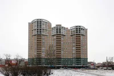 ЖК «Дом у площади Победы» (5-й Предпортовый проезд, 1), несмотря на название, расположен обособленно