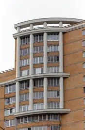 В оформлении фасадов «Дома у площади Победы» цитируются мотивы величественной сталинской застройки Московского проспекта. Однако в сочетании с открытыми швами межэтажных перекрытий, колонны смотрятся как «неродные»