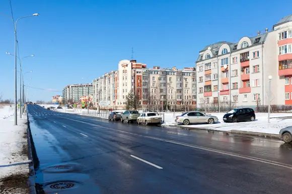 Южные кварталы Пушкина начали активно застраиваться уже в нашем веке, но «высоток», характерных для современной застройки, здесь нет