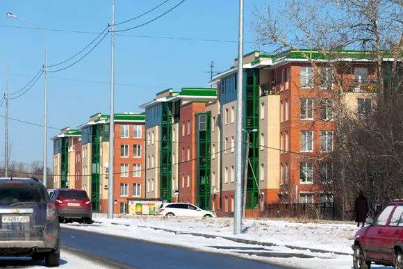 Современные многоквартирные здания в Пушкине, как правило, имеют закрытые дворы, охраняемые территории и просторные квартиры