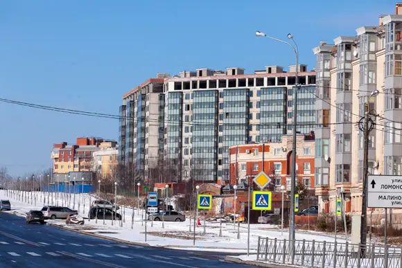 Несмотря на то, что новая застройка местами «подросла» до десяти этажей, новые кварталы не производят впечатление плотно застроенных. Хотя, конечно же, смотря с чем сравнивать