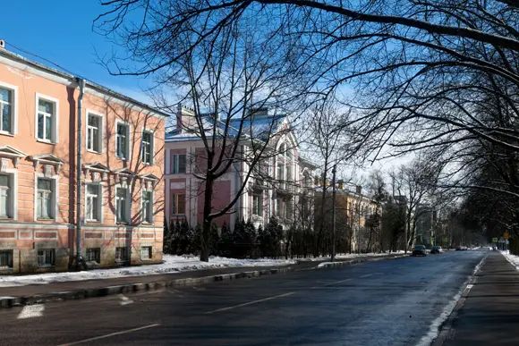 Архитектурные «новоделы» в исторической части Пушкина вынуждены маскироваться под старинные здания, выдают их высокие цокольные этажи