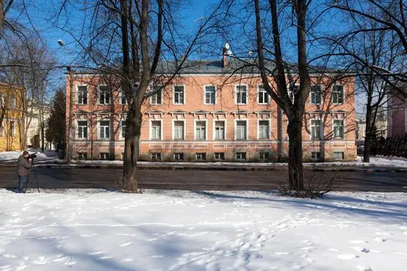 Дома старого фонда близ Екатерининского дворца когда-то были одноэтажными казармами и дворцовыми хозпостройками. Надстраивали их, в основном, уже в советское время