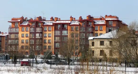 Основная современная застройка Пушкина – дома бизнес-класса, коренным жителям города квартиры в таких домах не по карману