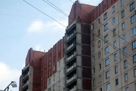 Так выглядят некоторые жилые дома эпохи перемен образца 1990-х. «Недострой» 137-й серии был бы обречен, если бы не освоение монолитно-кирпичных технологий