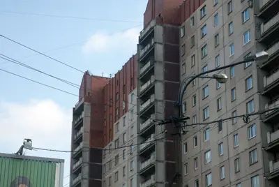 Достроенный кирпичом в «рыночные» времена дом 137-й серии у станции метро «Звездная»