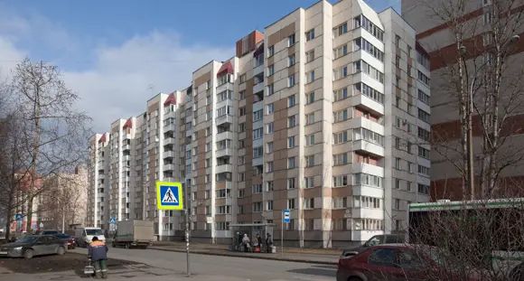 Панельный дом серии 600.11 с квартирами улучшенных планировок на Пулковской ул. Несмотря на «совковый» вид, это здание – ровесник монолитно-кирпичной застройки