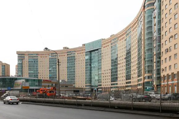 ЖК «Янтарный берег» – архитектурная «новая волна», которая словно стремится поглотить всю окружающую застройку. В центральном корпусе есть квартиры-студии 