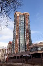 ЖК «Новая династия» мог бы стать ярким архитектурным штрихом кварталов новостроек у станции метро «Звездная», если бы не беспрецедентная плотность жилой застройки