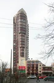 «Башня» ЖК «Дом на Варшавской» (Варшавская ул., 59) напоминает стоящий вертикально карандаш или баллистическую ракету, которую для устойчивости подпирает малоэтажный корпус