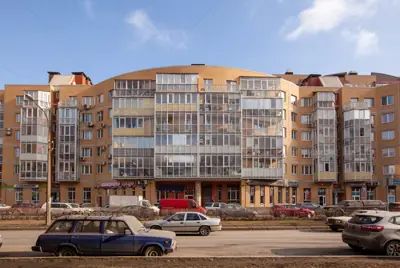 Шестиэтажный дом на Пулковской ул. образца 2006 года уместно смотрелся бы в районе малоэтажной застройки, но здесь его со всех сторон обступили «высотки» более поздней постройки