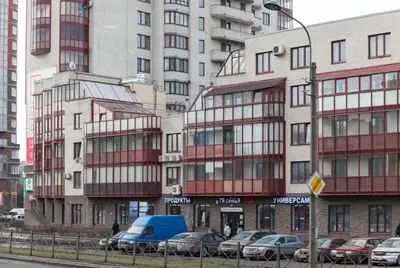 В малоэтажном корпусе «Дома на Варшавской» есть нестандартные жилища с террасами и зимними садами – выраженный тренд проектов бизнес-класса прошлого десятилетия