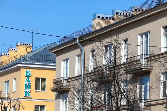 За фасадами сталинских домов сталинского периода в Пушкине порой скрываются коммунальные квартиры, но небольшие – от двух до четырех комнат