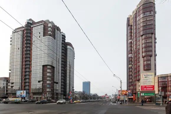 ЖК «Олимп» (Варшавская ул., 61) и «Дом на Варшавской», расположившиеся друг напротив друга – словно чеховские толстый и тонкий: вот-вот поссорятся. Они «ломают» симметрию, заданную сталинской застройкой