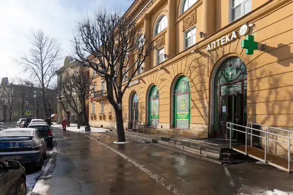 Над архитектурными ансамблями послевоенного периода в Пушкине работали не только архитекторы, но и скульпторы. Они имеют богатый лепной декор