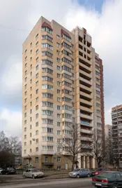 Этот дом близ пересечения Витебского пр. и пр. Орджоникидзе сдавался после 2009 года, фасадная облицовка у него проще, чем у домов предыдущей «пятилетки» Этот дом близ пересечения Витебского пр. и пр. Орджоникидзе сдавался после 2009 года, фасадная облицовка у него проще, чем у домов предыдущей «пятилетки»