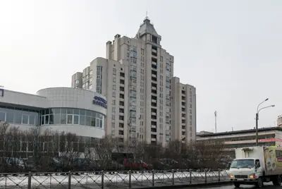 ЖК «Пулковский шпиль» (ул. Галстяна, 1) напоминает московские высотки. Правда, заметно упрощенные. Зато квартиры в нем – элитные