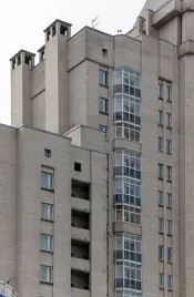 Лаконичное (хотя это, мягко сказано) оформление фасадов «Пулковского шпиля» свидетельствует о том, что это проект 1990-х годов