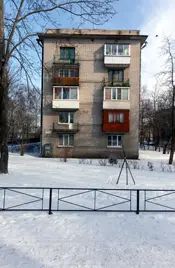 Основной тип квартир в домах 528-й серии в Пушкине – двухкомнатные со смежными комнатами. «Двушки» с раздельными комнатами и однокомнатные квартиры, как правило, присутствуют в торцевых секциях таких домов