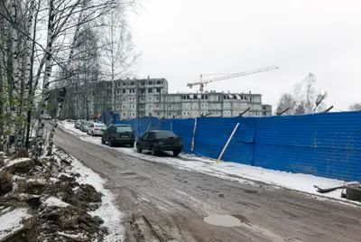 Дорога, ведущая к жилому комплексу, разбита строительной техникой