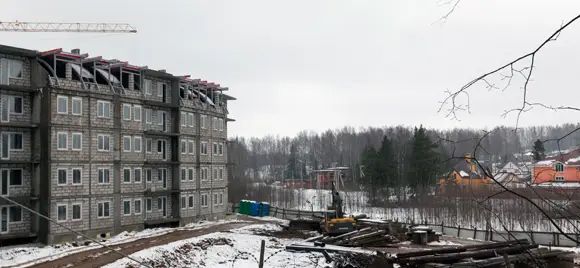 Вокруг расположен частный сектор и лес