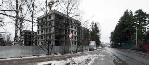 Два корпуса находятся совсем рядом с трассой