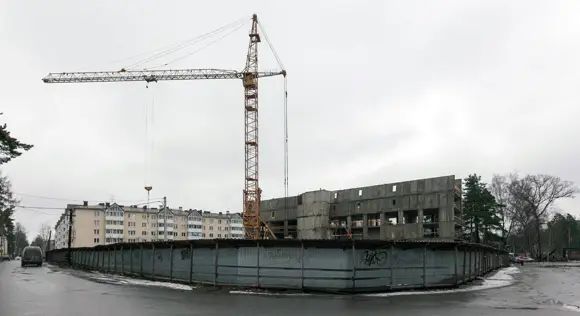 Пока из-за забора виден только один корпус, хотя по проекту их должно быть два