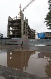 Объект расположен на довольно тихой улице, где автомобилей не очень много