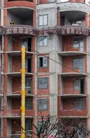 Идет обустройство фасада