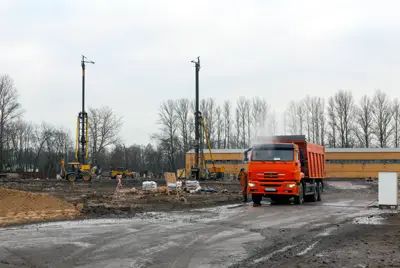 На краю участка – техническая постройка, которую необходимо убрать, чтобы обеспечить выход к воде 