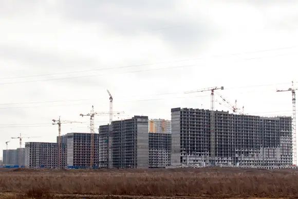 «Дальпитерстрой» застраивает Шушары монотонными высотками