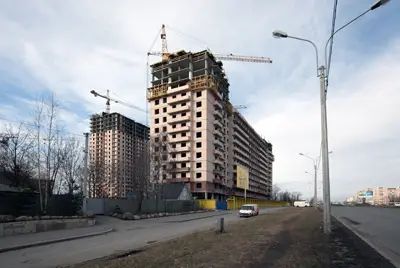 Второй корпус вытянулся буквой «Г»