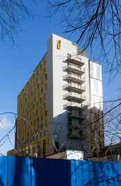 Здание выделяется на фоне окружающей застройки, представленной в основном образцами сталинского ампира 1950-х годов