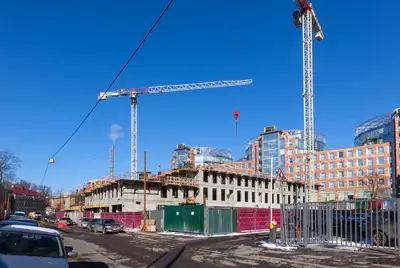 У застройщика есть неплохой задел по времени: видимо, поэтому объект возводят без особой спешки