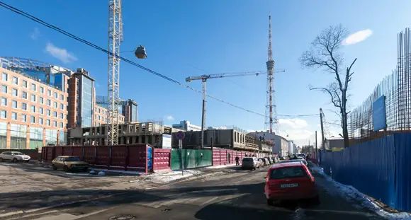 Стройплощадка находится в нежилой части Петроградки, окружена с трех сторон бизнес-центрами и автостоянками