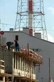 Завершается монтаж второго и третьего этажей: рабочие устанавливают конструкции опалубки