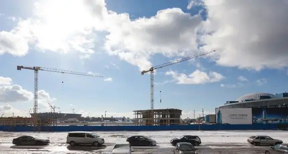 На одном из корпусов ведется монтаж конструкций пятого этажа, на соседнем приступают к строительству третьего