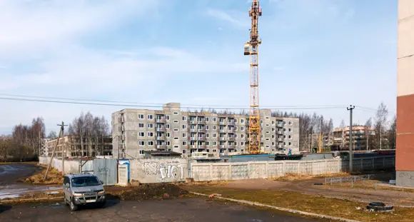 На заднем плане – общеобразовательная школа